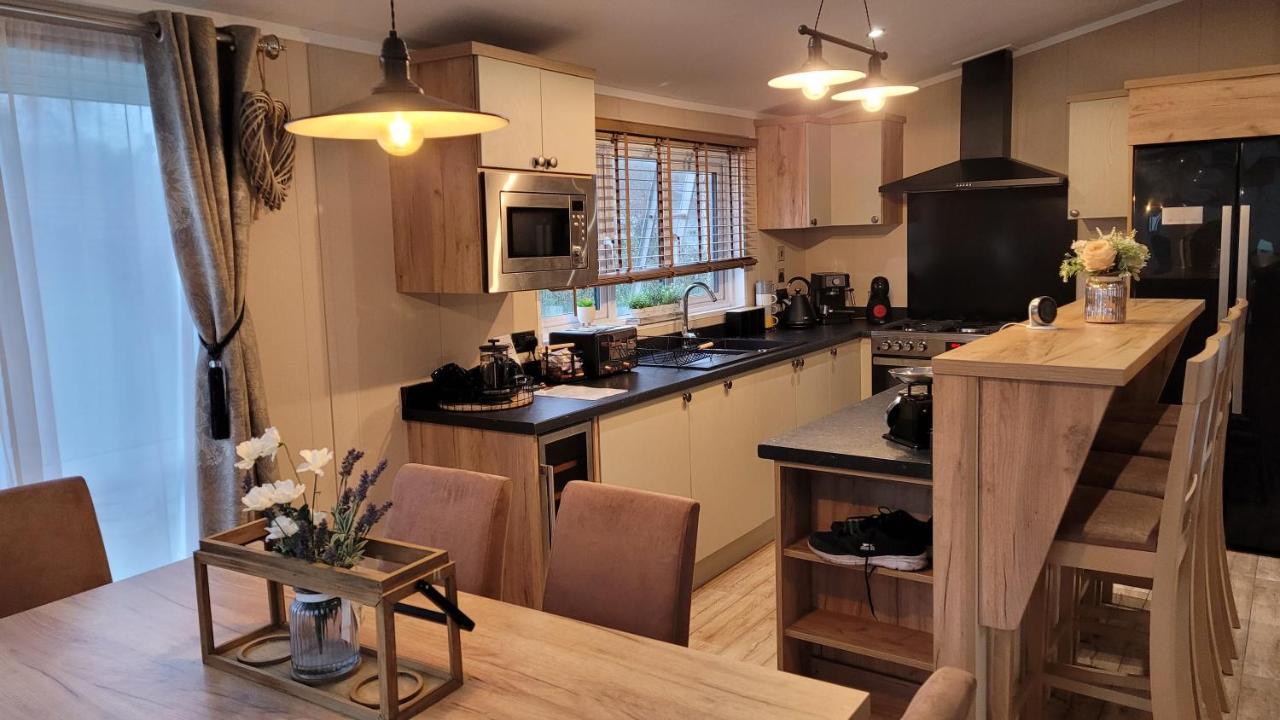 Luxury Lodge On Edge Of New Forest And 800M From Sea Entertainment And Leisure Passes Included Milford-on-Sea Exteriér fotografie
