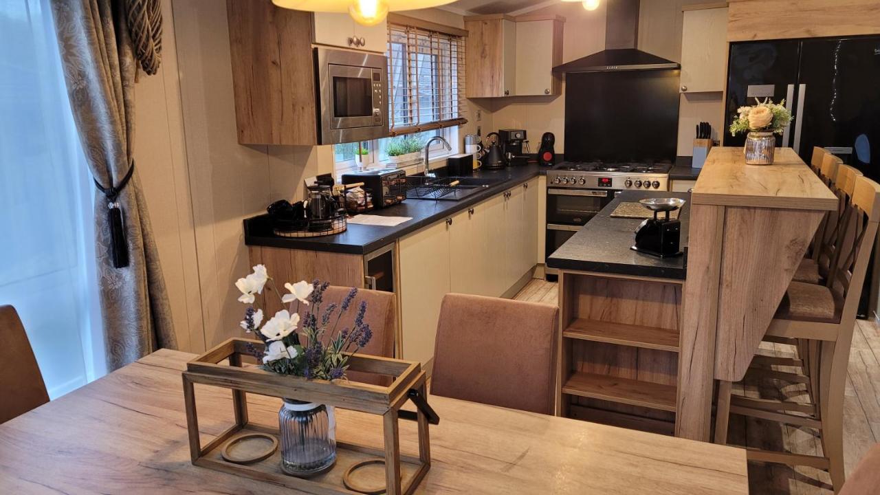 Luxury Lodge On Edge Of New Forest And 800M From Sea Entertainment And Leisure Passes Included Milford-on-Sea Exteriér fotografie