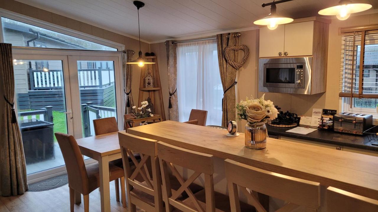 Luxury Lodge On Edge Of New Forest And 800M From Sea Entertainment And Leisure Passes Included Milford-on-Sea Exteriér fotografie